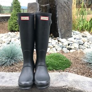 Matte black tall Hunter boots 🖤